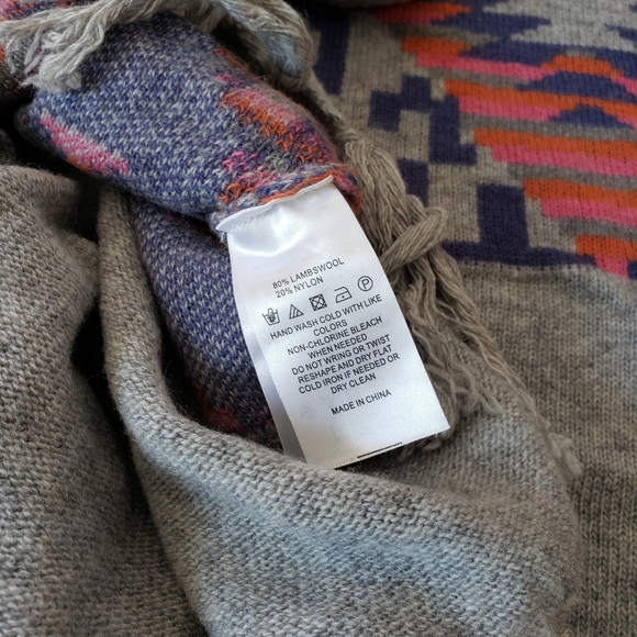 Arabella & Addison Aztec Wool Blend Poncho O/S - Picture 6 of 6